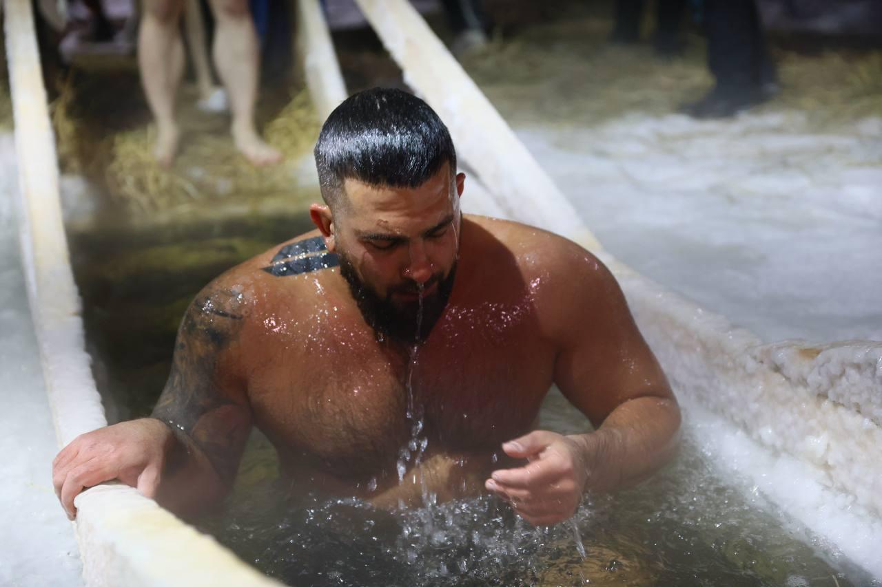 Фото Опубликованы кадры первых новосибирцев, окунувшихся на Крещение в прорубь в аномальный мороз 6